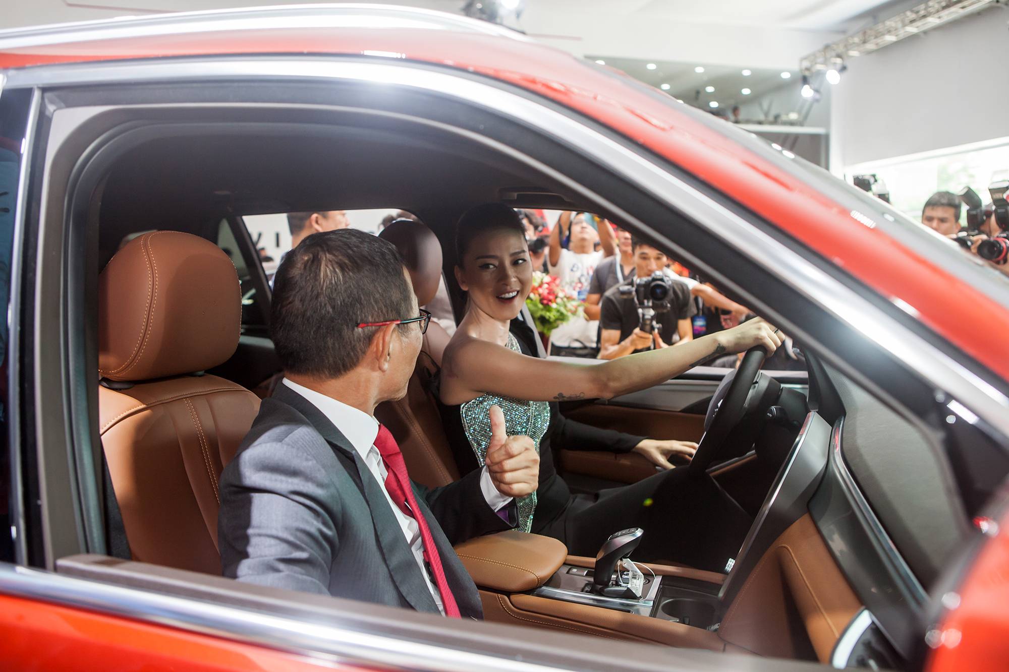 VinFast Lux SA2.0 được trang bị c&aacute;c t&iacute;nh năng an to&agrave;n ti&ecirc;u chuẩn như phanh ABS/EBD, hệ thống chống trượt khi tăng tốc TCS, c&acirc;n bằng điện tử ESC, hệ thống chống lật ROM, 6 t&uacute;i kh&iacute;.