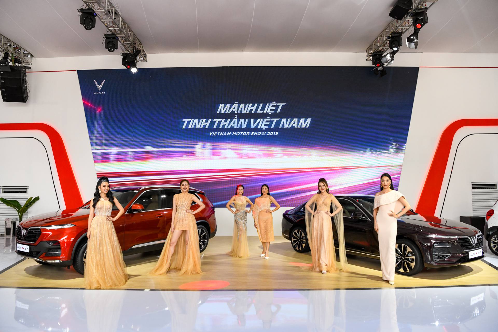 Hiện tại, VinFast đang trưng b&agrave;y cả 3 d&ograve;ng &ocirc; t&ocirc; đầu ti&ecirc;n của m&igrave;nh gồm Lux SA2.0, Lux A2.0 v&agrave; Fadil tại Triển l&atilde;m &Ocirc; t&ocirc; Việt Nam (Vietnam Motor Show 2019) diễn ra tại Trung t&acirc;m Triển l&atilde;m SECC (Quận 7, TP.HCM). Kh&aacute;ch h&agrave;ng mua xe tại sự kiện sẽ được nhận những ưu đ&atilde;i lớn từ Vinpearl, Vinhomes v&agrave; Vincom.