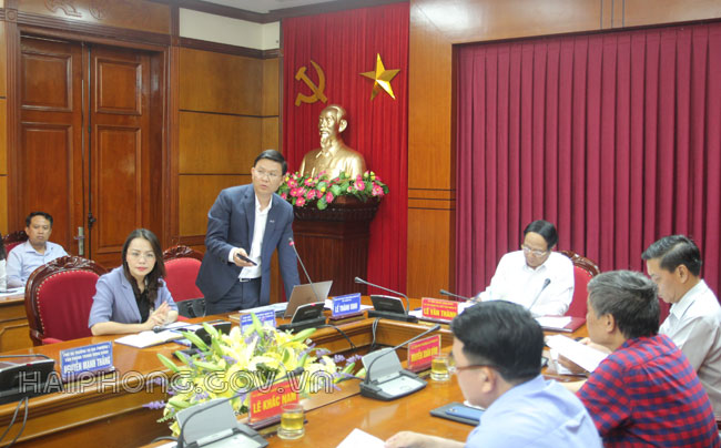 Ảnh 2: &Ocirc;ng L&ecirc; Th&agrave;nh Vinh &ndash; Ph&oacute; Chủ tịch Thường trực Tập đo&agrave;n FLC tr&igrave;nh b&agrave;y phương &aacute;n kiến tr&uacute;c dự &aacute;n tại buổi l&agrave;m việc