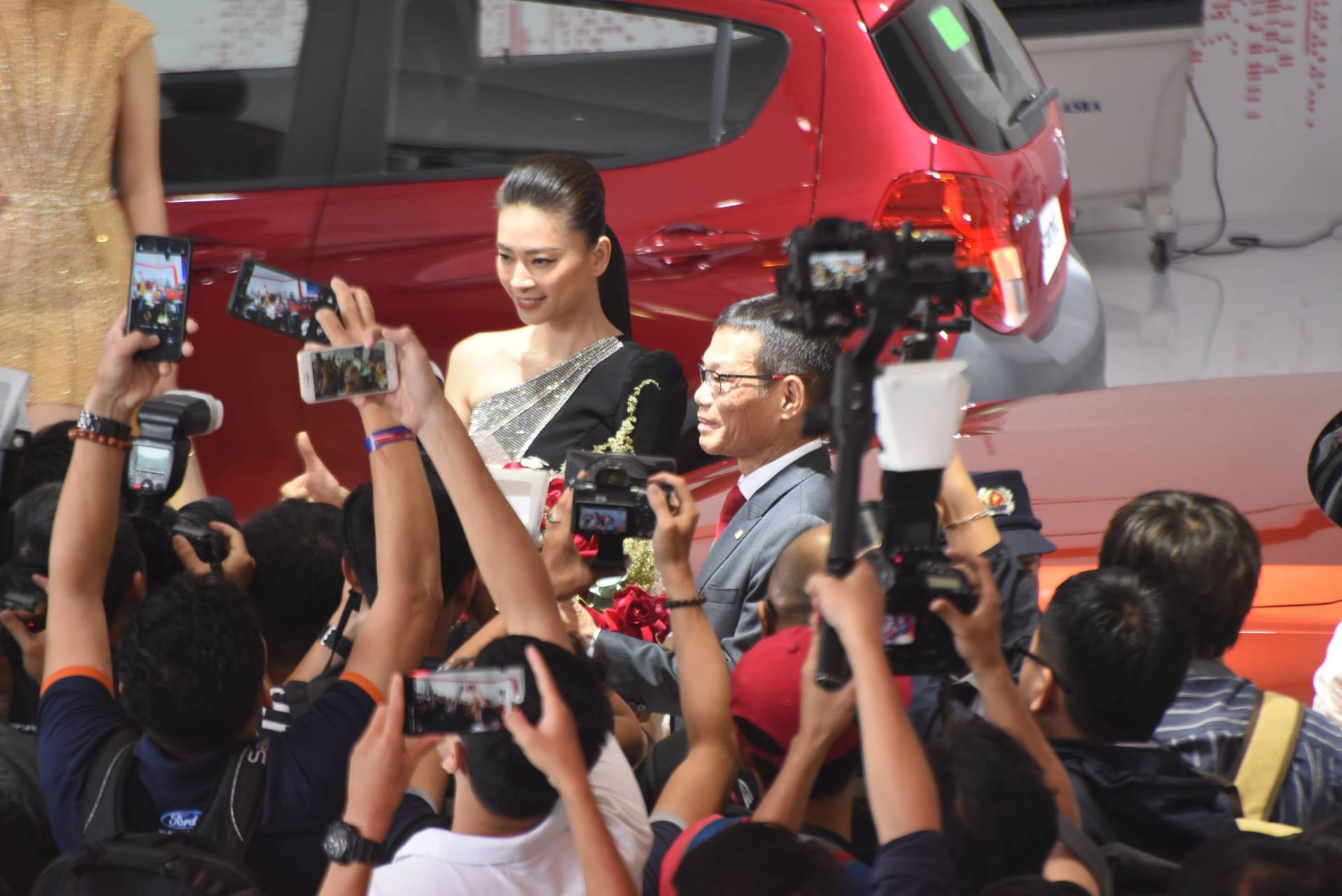 Sau hơn 2 năm c&ocirc;ng bố dự &aacute;n sản xuất &ocirc;t&ocirc;, VinFast đ&atilde; hiện thực ho&aacute; &ldquo;giấc mơ &ocirc;t&ocirc; Việt&rdquo; với c&aacute;c sản phẩm an to&agrave;n, chất lượng b&aacute;n ra thị trường. Với sự đồng h&agrave;nh của đại sứ thương hiệu Ng&ocirc; Thanh V&acirc;n, VinFast kỳ vọng c&aacute;c d&ograve;ng xe chất lượng của h&atilde;ng sẽ chinh phục đ&ocirc;ng đảo người d&ugrave;ng trong nước, tiến tới mục ti&ecirc;u xa hơn tr&ecirc;n thị trường quốc tế.