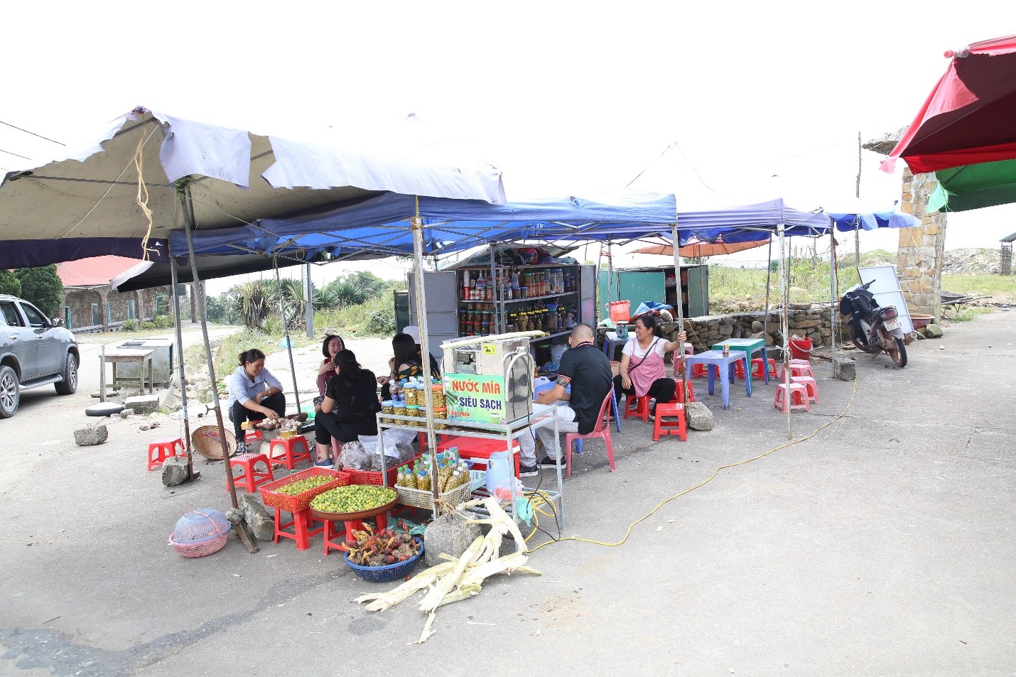 &ldquo;Mẫu Sơn 10 năm trước v&agrave; b&acirc;y giờ cũng chỉ kh&aacute;c nhau một điểm duy nhất l&agrave; ng&agrave;y c&agrave;ng th&ecirc;m nhiều h&agrave;ng qu&aacute;n nhỏ lẻ mọc l&ecirc;n ven đường. Đi du lịch l&ecirc;n tr&ecirc;n n&agrave;y c&oacute; muốn t&igrave;m chỗ ti&ecirc;u tiền cũng chẳng c&oacute; cơ hội&rdquo;- L&ecirc; Ho&agrave;ng Anh, du kh&aacute;ch đến từ H&agrave; Nội chia sẻ trước khi l&ecirc;n xe rời Mẫu Sơn.