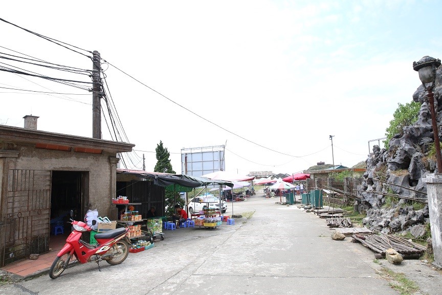 Bởi ngo&agrave;i v&agrave;i ba h&agrave;ng qu&aacute;n b&agrave;y b&aacute;n một v&agrave;i loại sản vật b&aacute;nh kẹo địa phương hay c&aacute;c m&oacute;n rau củ v&ugrave;ng cao l&egrave;o t&egrave;o th&igrave; kh&ocirc;ng c&oacute; th&ecirc;m bất cứ dịch vụ n&agrave;o kh&aacute;c.
