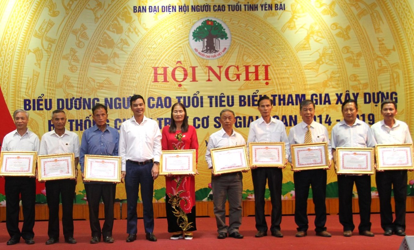 L&atilde;nh đạo UBND tỉnh khen thưởng c&aacute;c c&aacute; nh&acirc;n xuất sắc