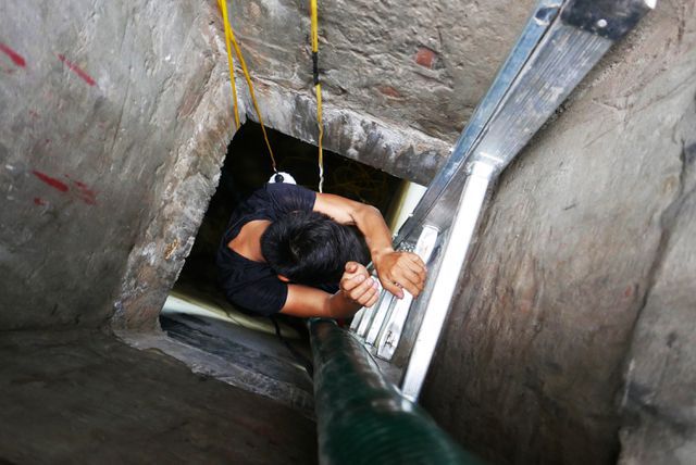 C&aacute;c chuy&ecirc;n gia khuyến c&aacute;o, trước khi xuống bể nước ngầm thau rửa, người d&acirc;n n&ecirc;n mở rộng nắp bể nước v&agrave; chờ &iacute;t nhất 30 ph&uacute;t. Ảnh minh họa.