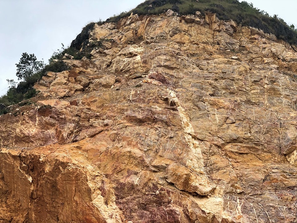 N&uacute;i đ&aacute; v&ocirc;i bị xẻ để x&acirc;y ch&ugrave;a ở ph&iacute;a Đ&ocirc;ng bắc Cột cờ Lũng C&uacute;.