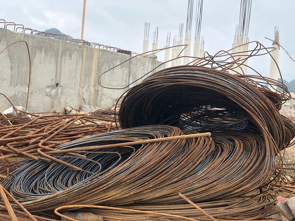 Vật liệu x&acirc;y dựng ngổn ngang.