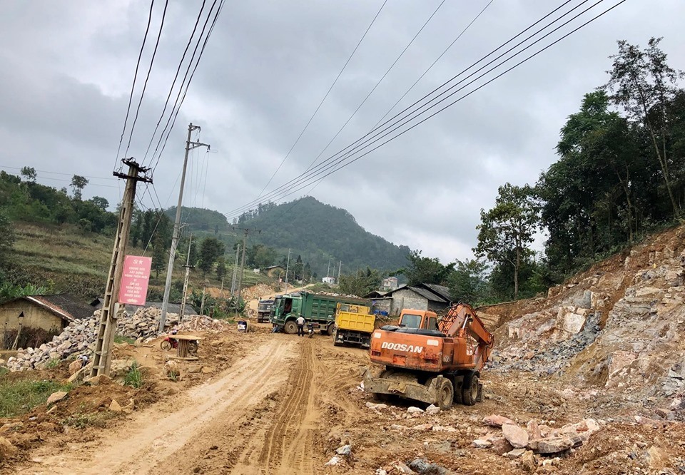 Xe cẩu, xe tải li&ecirc;n tục ra v&agrave;o để phục vụ x&acirc;y dựng c&ocirc;ng tr&igrave;nh.