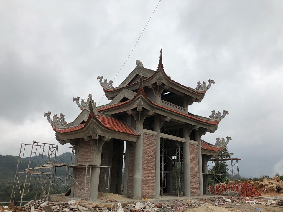 Trao đổi với Lao Động, &ocirc;ng V&agrave;ng M&iacute; Cấu - B&iacute; thư Đảng ủy x&atilde; Lũng C&uacute; cho biết, dự &aacute;n thuộc quần thể cao nguy&ecirc;n đ&aacute; Đồng Văn. Khi thi c&ocirc;ng dự &aacute;n n&agrave;y, người d&acirc;n địa phương phải dịch chuyển mồ mả.