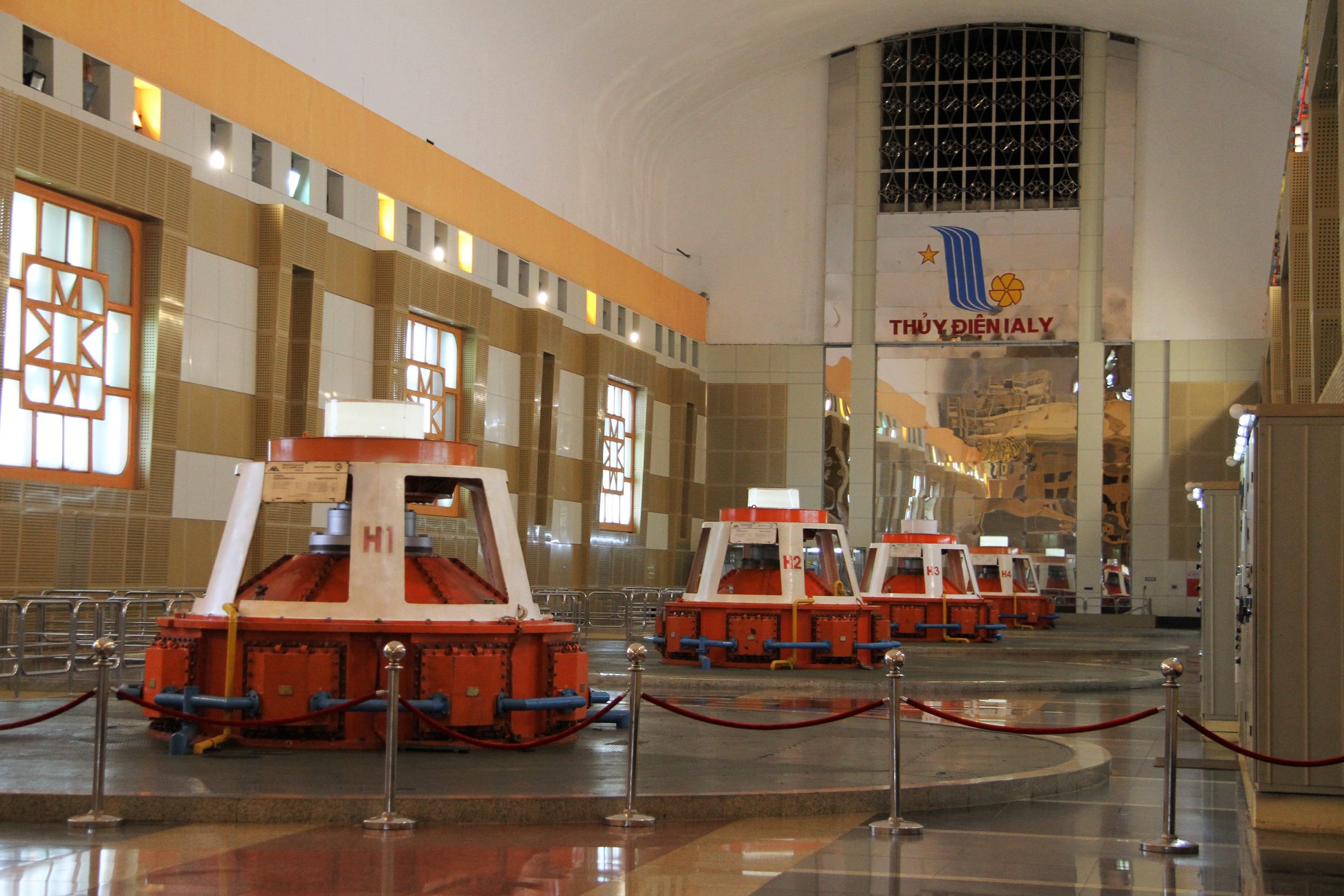 4 tổ m&aacute;y trong Nh&agrave; m&aacute;y thủy điện Ialy