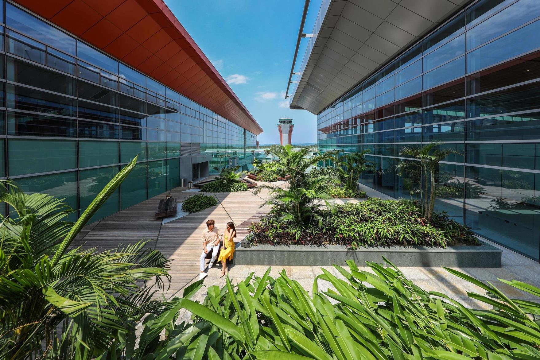 WTA cũng đ&aacute;nh gi&aacute; cao Cảng HKQT V&acirc;n Đồn khi sở hữu nhiều khoảng xanh sinh th&aacute;i, khiến kh&ocirc;ng gian s&acirc;n bay ấn tượng như m&ocirc;̣t &ldquo;khu nghỉ dưỡng&rdquo;.