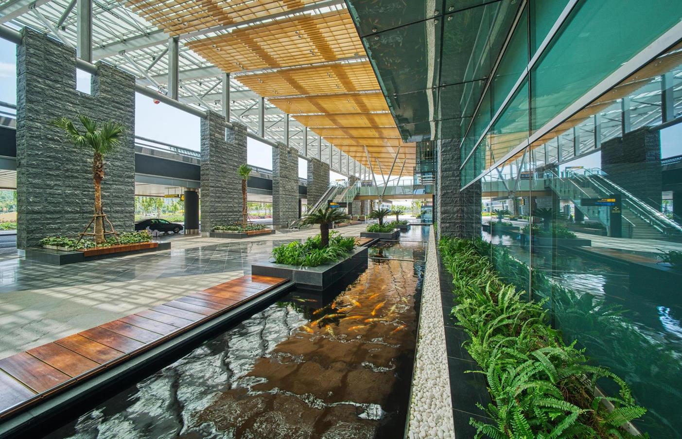 Khu vườn treo xanh m&aacute;t v&agrave; hồ c&aacute; koi trong khu&ocirc;n vi&ecirc;n nh&agrave; ga h&agrave;nh kh&aacute;ch l&agrave; những điểm nhấn đặc biệt ri&ecirc;ng c&oacute; của s&acirc;n bay V&acirc;n Đồn, mang tới kh&ocirc;ng gian nghỉ ngơi, thư gi&atilde;n cho du kh&aacute;ch sau những chuyến bay d&agrave;i.