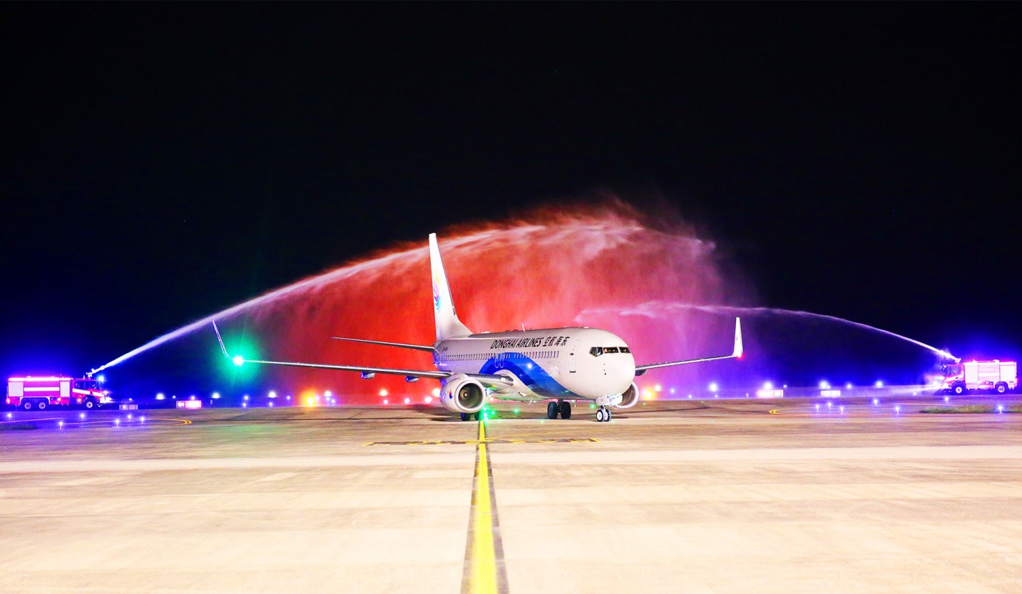 Tuy chỉ mới đưa v&agrave;o vận h&agrave;nh từ 30/12/2018 nhưng đến nay đ&atilde; c&oacute; 1.610 chuyến bay đến v&agrave; đi từ s&acirc;n bay V&acirc;n Đồn, trong đ&oacute; c&oacute; gần 100 chuyến quốc tế từ Th&acirc;m Quyến, Hồ Nam (Trung Quốc), Incheon (H&agrave;n Quốc) v&agrave; mới đ&acirc;y nhất, chuyến bay đầu ti&ecirc;n từ Thượng Hải đến V&acirc;n Đồn đ&atilde; được thực hiện v&agrave;o ng&agrave;y 21/10. Tổng lượng kh&aacute;ch qua S&acirc;n bay V&acirc;n Đồn đến nay l&agrave; hơn 212.065 lượt kh&aacute;ch.