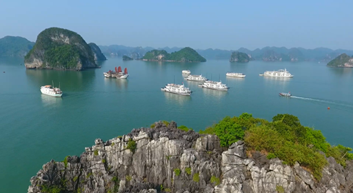 Cảng HKQT V&acirc;n Đồn đ&atilde; dần khẳng định được uy t&iacute;n, chất lượng dịch vụ đẳng cấp quốc tế v&agrave; trở th&agrave;nh cửa ng&otilde; đưa du kh&aacute;ch quốc tế v&agrave; trong nước đến với miền đất Quảng Ninh, nơi c&oacute; Vịnh Hạ Long &ndash; di sản nổi tiếng thế giới v&agrave; nhiều điểm giải tr&iacute; hấp dẫn như Sun World Halong Complex, khu suối kho&aacute;ng n&oacute;ng Quang Hanh, vịnh B&aacute;i Tử Long, vịnh Lan Hạ&hellip;; đồng thời cũng mở ra c&aacute;nh cửa đưa du kh&aacute;ch Quảng Ninh v&agrave; v&ugrave;ng Đ&ocirc;ng Bắc Bộ n&oacute;i ri&ecirc;ng v&agrave; Việt Nam n&oacute;i chung ra thế giới.