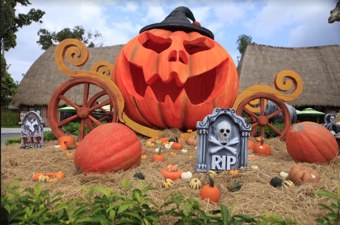 Phối cảnh Halloween của Vinpearl Safari Ph&uacute; Quốc kh&ocirc;ng cần th&ecirc;m những trang tr&iacute; rườm r&agrave; vẫn c&oacute; thể khiến du kh&aacute;ch th&iacute;ch th&uacute;, n&iacute;n thở v&igrave; phấn kh&iacute;ch.