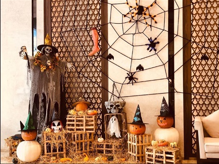Những kh&ocirc;ng gian Halloween mang đến m&agrave;u sắc tươi mới cho c&aacute;c khu nghỉ dưỡng, kh&aacute;ch sạn sang trọng của Vinpearl; những m&oacute;n ăn đồ uống đậm chất &ldquo;kinh dị&rdquo; khiến du kh&aacute;ch &ograve;a l&ecirc;n bất ngờ về hương vị đặc biệt nếu đủ can đảm để thử.