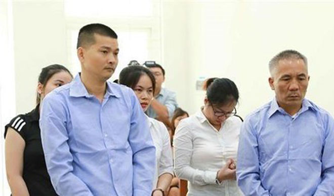 C&aacute;c bị c&aacute;o trong vụ &aacute;n tổ chức mang thai hộ tại phi&ecirc;n xử.