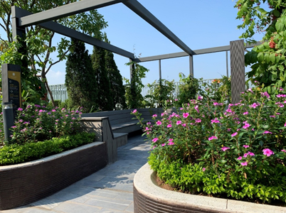 Ch&ograve;i nghỉ ch&acirc;n rực rỡ sắc hoa với hệ thống ghế nghỉ được đặt ở độ cao hơn 80m so với mặt đất. Kh&oacute; dự &aacute;n n&agrave;o c&oacute; thể c&oacute; được một kh&ocirc;ng gian tầng m&aacute;i đ&aacute;ng mơ ước như Imperia Sky Garden.