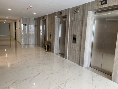 Trong t&ograve;a nh&agrave;, hệ thống thang m&aacute;y đ&atilde; được lắp đặt v&agrave; đang vận h&agrave;nh thử. Được biết, thang m&aacute;y sử dụng tại Imperia Sky Garden sẽ l&agrave; thang m&aacute;y tốc độ cao thương hiệu Kone.