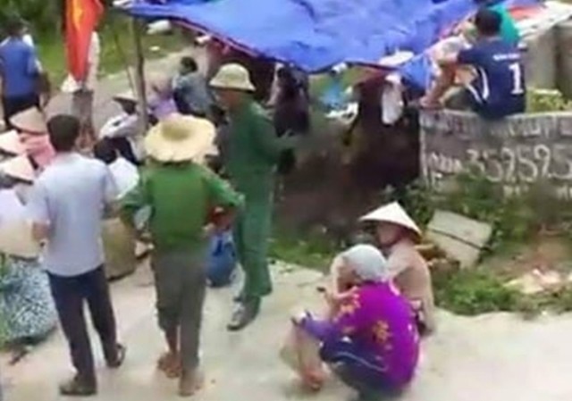 Khi l&agrave;m nhiệm vụ bảo vệ an ninh việc cưỡng chế ụ b&ecirc; t&ocirc;ng tự ph&aacute;t, 3 nữ chiến sĩ C&ocirc;ng an huyện Thanh Sơn bị một đối tượng nhiễm HIV cắn.