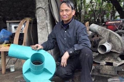 &Ocirc;ng Trần Quang Phụ chế tạo m&aacute;y m&oacute;c phục vụ n&ocirc;ng l&acirc;m ngư nghiệp. Ảnh IT