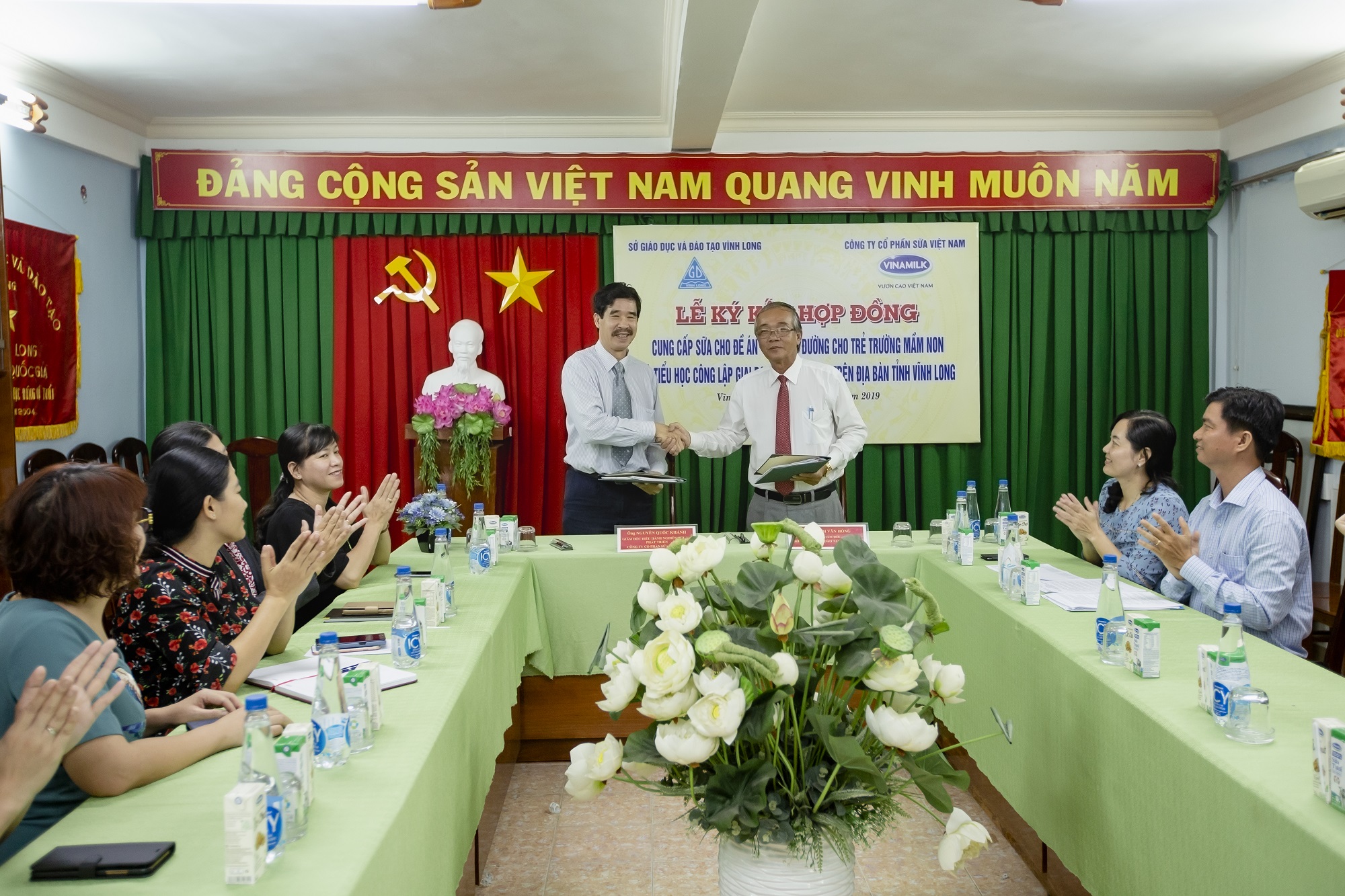 &Ocirc;ng Phạm Văn Hồng, Ph&oacute; Gi&aacute;m đốc Sở GD v&agrave; ĐT tỉnh Vĩnh Long v&agrave; &ocirc;ng Nguyễn Quốc Kh&aacute;nh, Gi&aacute;m đốc Điều h&agrave;nh Nghi&ecirc;n cứu v&agrave; Ph&aacute;t triển Vinamilk k&yacute; kết hợp đồng triển khai đề &aacute;n Sữa học đường cho trẻ trường mầm non v&agrave; tiểu học tỉnh Vĩnh Long