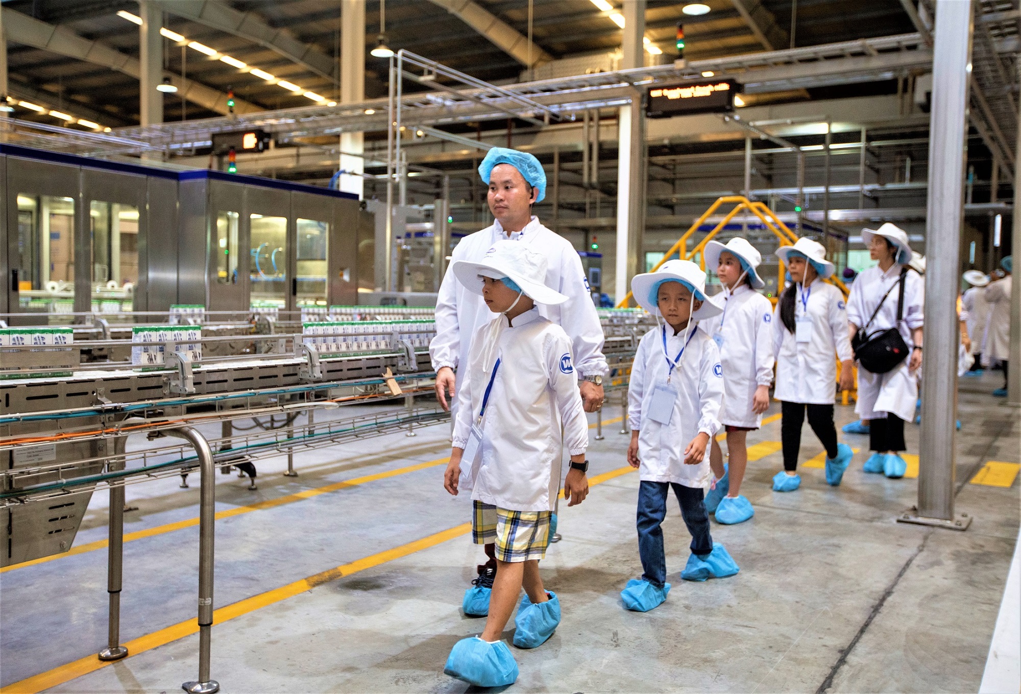 Trong 43 năm h&igrave;nh th&agrave;nh v&agrave; ph&aacute;t triển, Vinamilk lu&ocirc;n cam kết mang lại nguồn dinh dưỡng chất lượng h&agrave;ng đầu cho cộng đồng, đặc biệt l&agrave; c&aacute;c em nhỏ, nguồn nh&acirc;n lực tương lai của đất nước