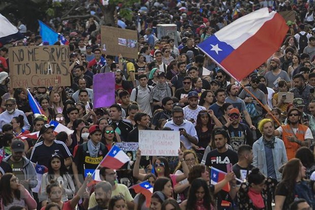 Đông đảo người dân Chile tuần hành tại Santiago, kêu gọi cải tổ mô hình phát triển kinh tế, cải thiện các chính sách an sinh xã hội, ngày 25/10/2019. (Nguồn: AFP/TTXVN)