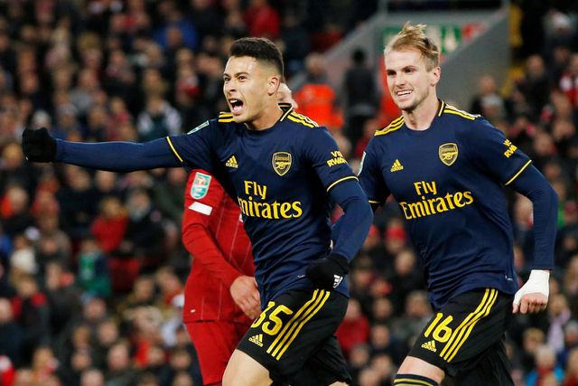 Martinelli (giữa) c&oacute; c&uacute; đ&uacute;p v&agrave;o lưới Liverpool