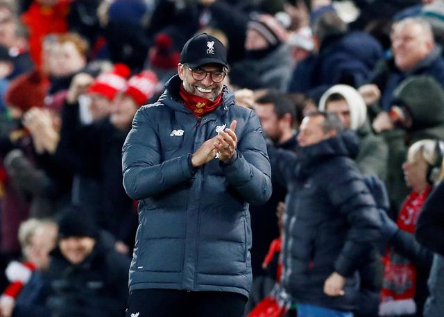 Klopp tươi cười chứng kiến m&agrave;n tr&igrave;nh diễn của học tr&ograve;