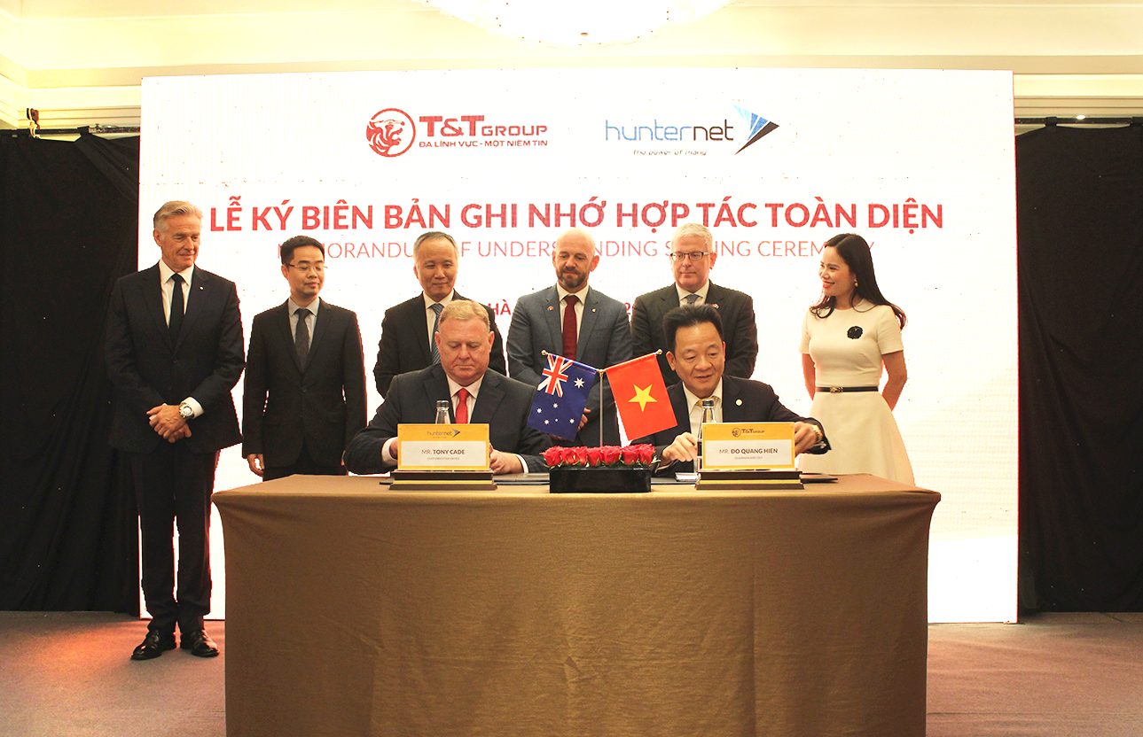 Chủ tịch HĐQT ki&ecirc;m Tổng Gi&aacute;m độc Tập đo&agrave;n T&amp;T Group - Đỗ Quang Hiển (b&ecirc;n phải) v&agrave; Tổng Gi&aacute;m đốc Hiệp hội Doanh nghiệp HunterNet - Tone Cade k&yacute; kết Bi&ecirc;n bản ghi nhớ hợp t&aacute;c