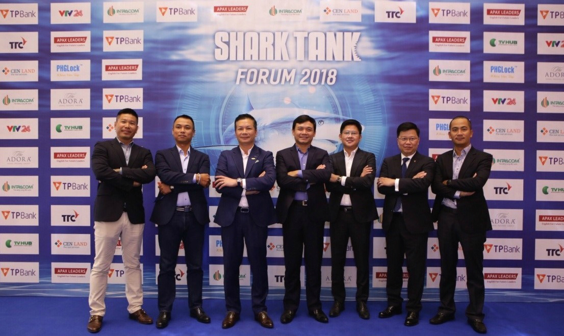&Ocirc;ng Nguyễn Hưng, Tổng gi&aacute;m đốc TPBank (đứng thứ 2 từ phải qua) c&ugrave;ng c&aacute;c Shark v&agrave; diễn giả tại Shark Tank Forum ng&agrave;y 17/11/2018 tại TP. Hồ Ch&iacute; Minh