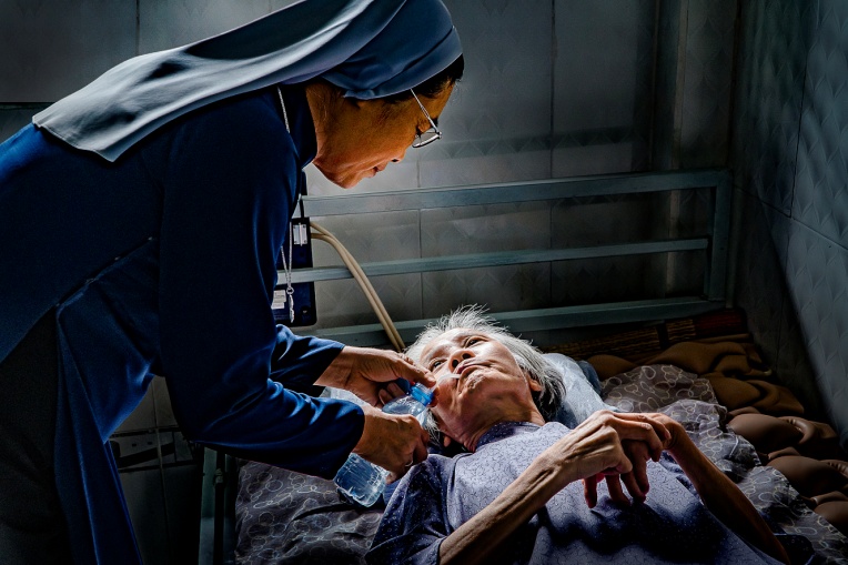 C&oacute; thể chỉ l&agrave; những khoảnh khắc giản đơn nhưng chứa đựng đầy l&ograve;ng nh&acirc;n &aacute;i như h&igrave;nh ảnh Sơ chăm s&oacute;c cho cụ b&agrave; trong viện dưỡng l&atilde;o