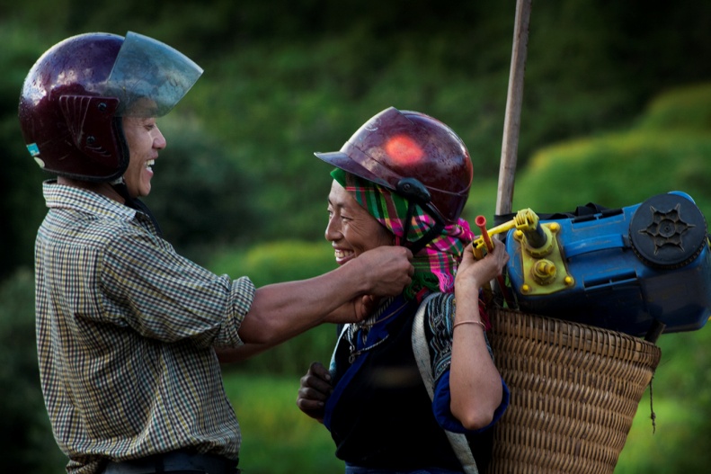 Hay nụ cười rạng rỡ của đ&ocirc;i vợ chồng người d&acirc;n tộc tr&ecirc;n bản M&agrave;ng Mủ đội mũ bảo hiểm cho nhau, chuẩn bị trở về nh&agrave; sau một ng&agrave;y d&agrave;i lao động
