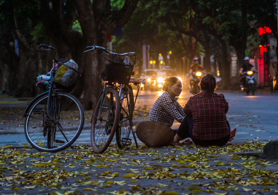 Hai người phụ nữ b&ecirc;n chiếc xe đạp cũ kĩ &ndash; l&agrave; phương tiện đi lại, mưu sinh giữa l&ograve;ng th&agrave;nh phố phồn hoa