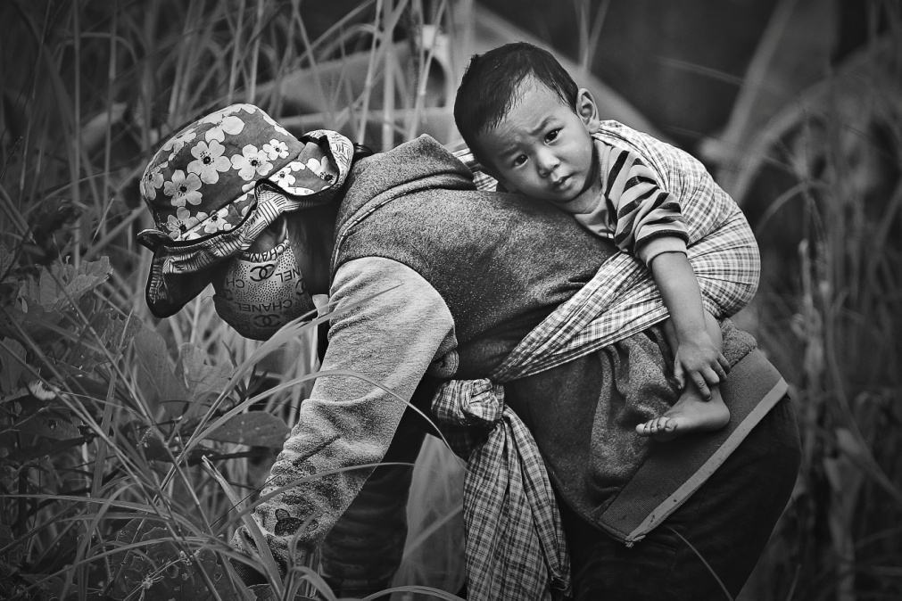 Hay h&igrave;nh ảnh em b&eacute; tr&ecirc;n lưng mẹ đi l&agrave;m nương rẫy&hellip; Tất cả đều c&oacute; thể trở th&agrave;nh chất liệu tạo n&ecirc;n nguồn cảm hứng cho t&aacute;c phẩm của bạn để đến với cuộc thi &ldquo;Thấu hiểu triệu tr&aacute;i tim&rdquo;