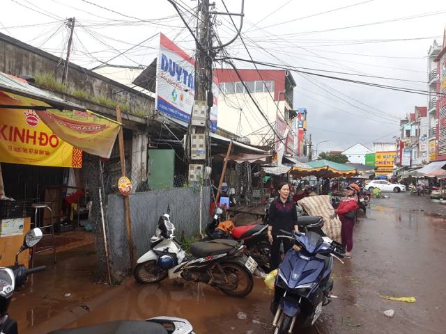 B&agrave; Nguyễn Thị Ngọc Sương cho biết, phần đất đang tranh chấp được gia đ&igrave;nh b&agrave; x&acirc;y nh&agrave; v&agrave; sử dụng ổn định từ trước đến nay