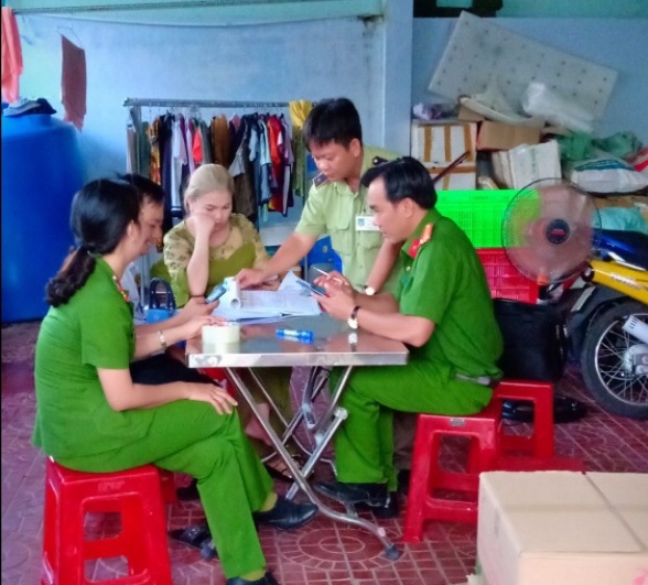 C&aacute;c lực lượng chức năng l&agrave;m việc với đại diện C&ocirc;ng ty. Ảnh IT