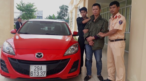 Đưa đối tượng về cơ quan C&ocirc;ng an. Ảnh B&aacute;o ANTĐ
