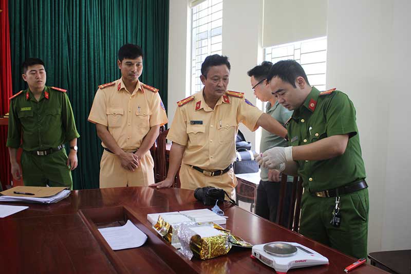 Lực lượng chức năng c&acirc;n trọng lượng số ma t&uacute;y thu giữ. Ảnh B&aacute;o H&ograve;a B&igrave;nh