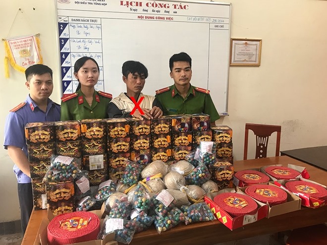 Đối tượng Th&aacute;i Khắc T&ugrave;ng(X) v&agrave; tang vật.