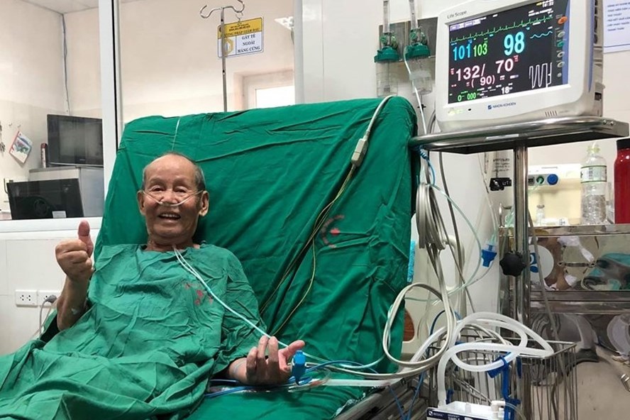 Cụ &ocirc;ng 90 tuổi sau ca phẫu thuật th&agrave;nh c&ocirc;ng. Ảnh: BVCC