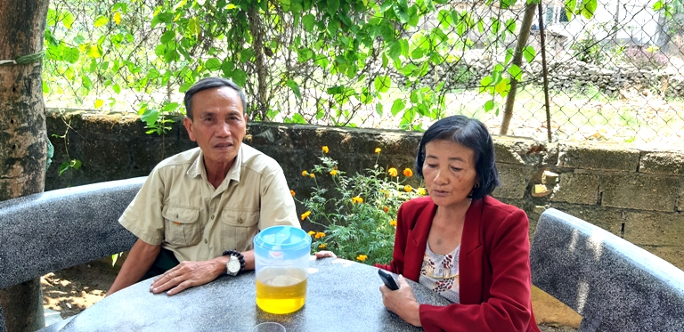 B&agrave; Tương v&agrave; &ocirc;ng Đ&Iacute;nh người được x&atilde; giao đo đất v&agrave; giao đất cho gia đ&igrave;nh b&agrave; năm 1984