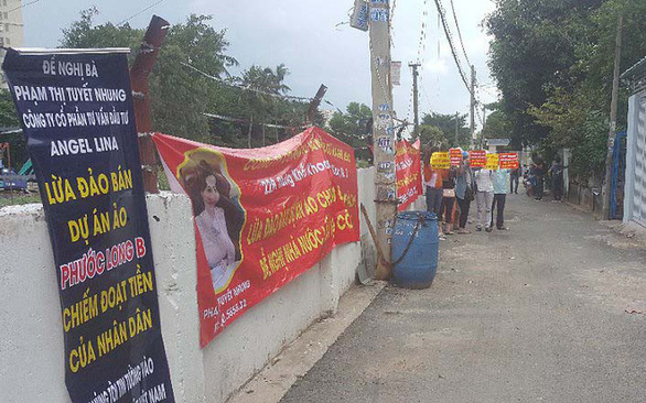 Một số người d&acirc;n tụ tập phản đối, đ&ograve;i lại tiền đối với chủ dự &aacute;n &ldquo;ma&rdquo; tại P.Phước Long B, Q.9, TP.HCM - Ảnh: NGỌC H&Agrave;