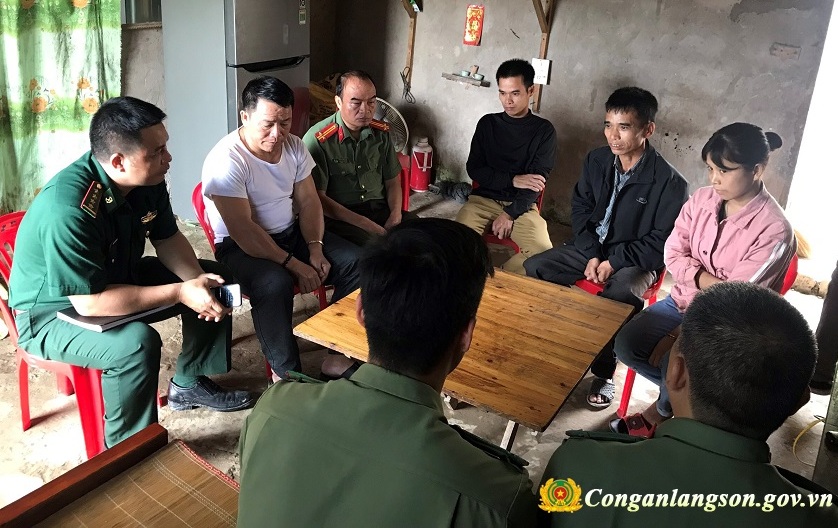 C&aacute;c lực lượng C&ocirc;ng an, Bi&ecirc;n ph&ograve;ng xuống địa b&agrave;n tuy&ecirc;n truyền những rủi ro, hậu quả đ&aacute;ng tiếc xảy ra khi xuất cảnh lao động tr&aacute;i ph&eacute;p đến gia đ&igrave;nh nạn nh&acirc;n.
