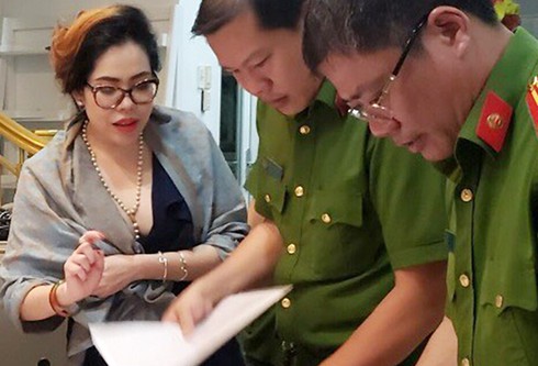 B&agrave; Nhung (tr&aacute;i) l&uacute;c bị bắt giam. (Ảnh: C&ocirc;ng an cung cấp)