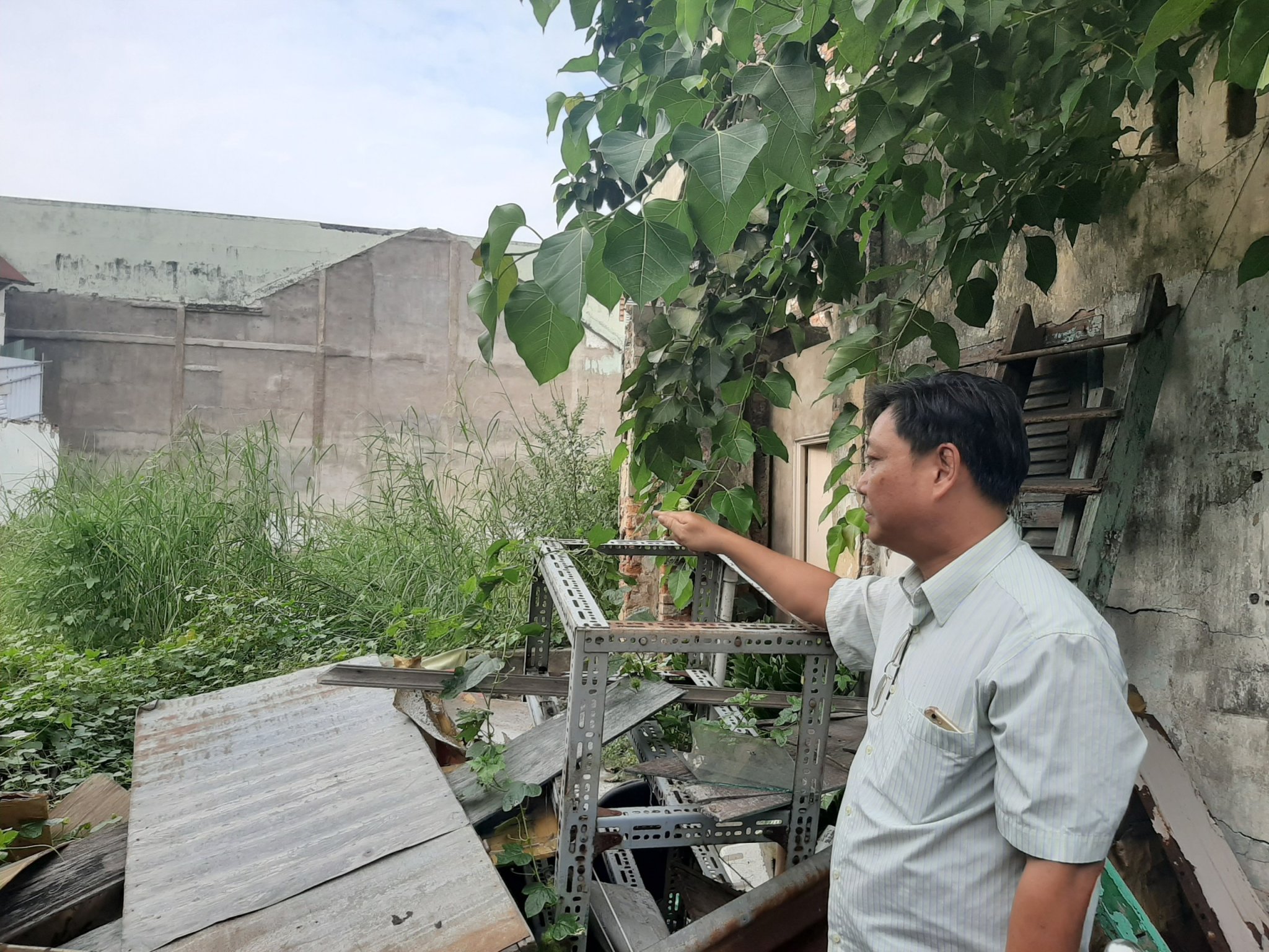 &Ocirc;ng Vương Thanh Dũng, đại diện ủy quyền của căn nh&agrave; số 758 H&agrave;m Tử, phường 10, quận 5 đang chỉ cho ph&oacute;ng vi&ecirc;n chỗ căn nh&agrave; bị đập ph&aacute;