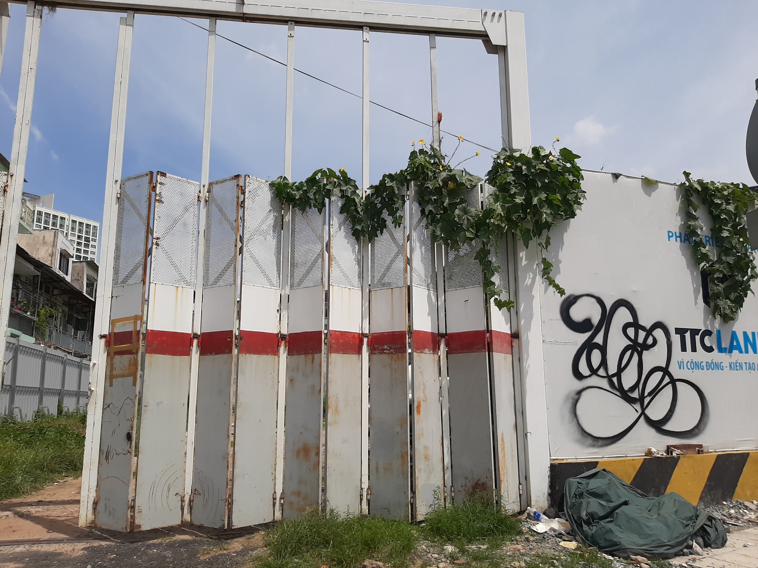 Ghi nhận hiện trạng dự &aacute;n ng&agrave;y 31/10, cửa đ&oacute;ng v&agrave; kh&ocirc;ng c&oacute; dấu hiệu của việc thi c&ocirc;ng