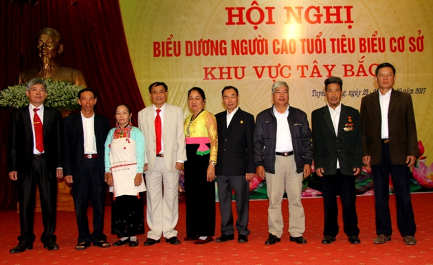 Đo&agrave;n đại biểu NCT tỉnh Lai Ch&acirc;u tại Hội nghị biểu dương NCT ti&ecirc;u biểu khu vực T&acirc;y Bắc, năm 2017