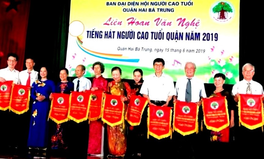 Trao Cờ lưu niệm cho c&aacute;c đơn vị tham gia Li&ecirc;n hoan Tiếng h&aacute;t NCT quận năm 2019