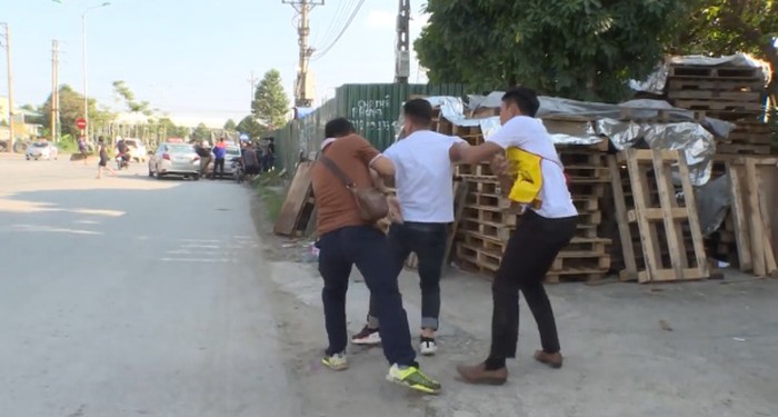 Đối tượng (giữa) trong ổ nh&oacute;m mua b&aacute;n ma t&uacute;y.
